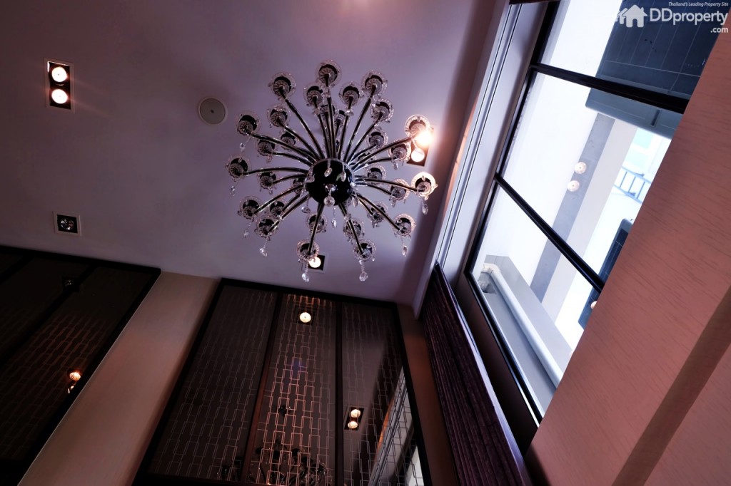 ความสูงเพดานสูงถึง 5 เมตร สามารถนำ chandelier มาประดับเพื่อความสวยงาม