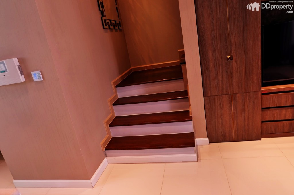 บันไดทางขึ้นชั้น 2