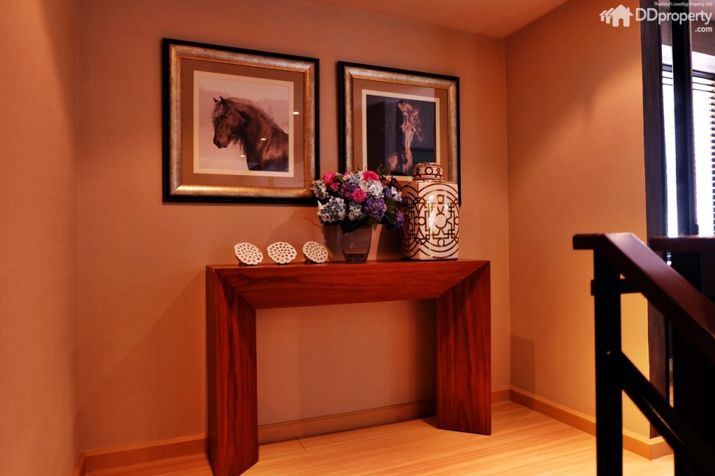 ขึ้นมาจะเป็นชั้นลอย มีพื้นที่สำหรับจัดวางเครื่องประดับตกแต่งได้