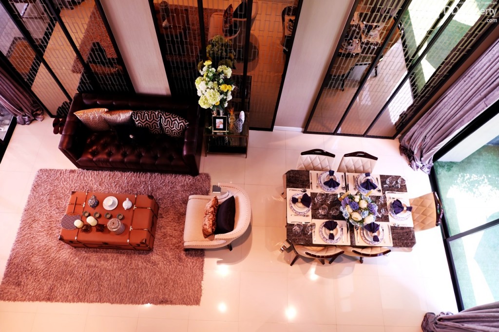 ชั้นลอยมีระเบียงมองลงมายังชั้นหนึ่ง เมื่อมองลงมาให้ความรู้สึกโปร่งสบาย แต่สำหรับคนที่ไม่ชอบความสูง อาจจะรู้เสียวเล็กน้อย