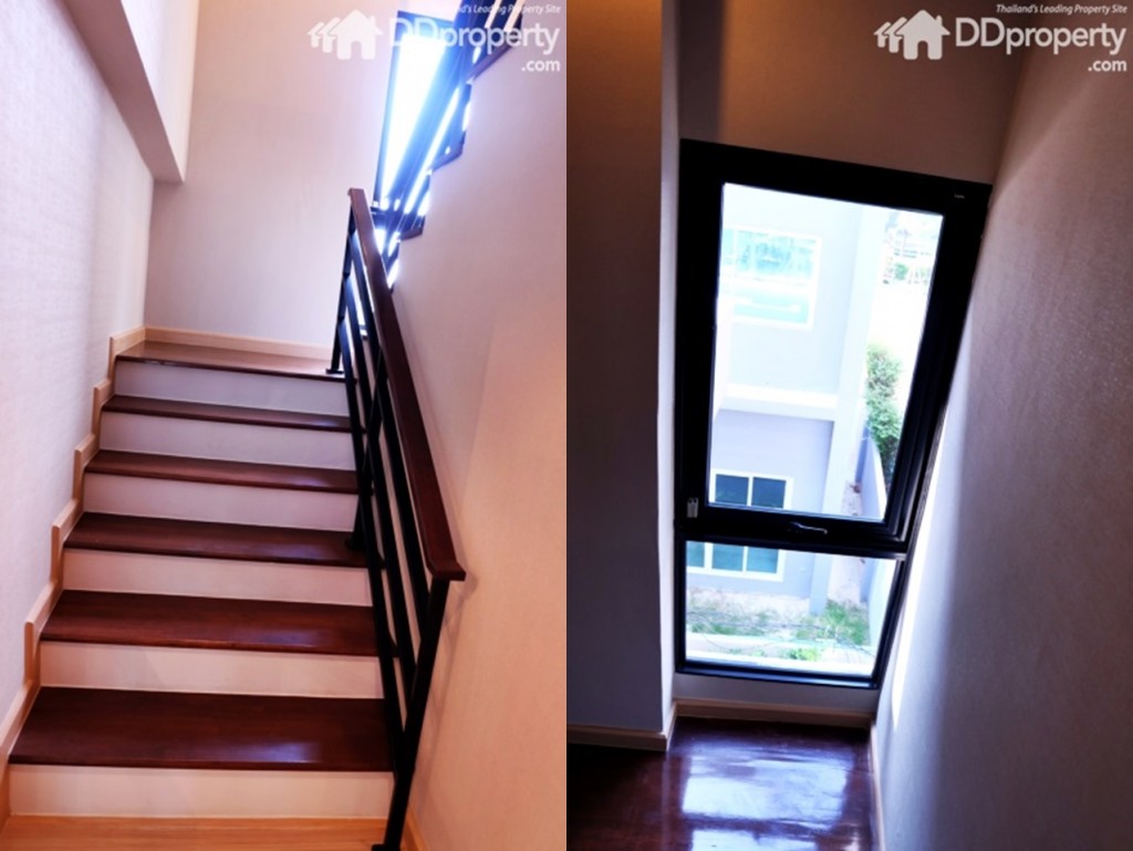 ทางขึ้นชั้น 2 มีหน้าต่างให้แสงลอดเข้าเพิ่มความโปร่งให้กับตัวบ้าน