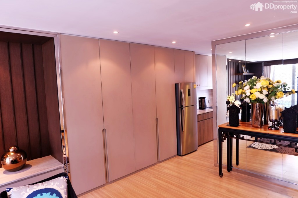 อีกทั้งยังสามารถจัดวางเป็นพื้นที่เตรียมของว่างหรือครัวขนาดเล็กได้ (เครื่องใช้ไฟฟ้าไม่แถม)