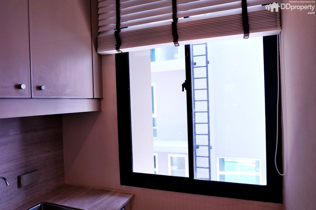 งานบิลท์อินมุมครัวลูกค้าสามารถเลือกได้ จุดนี้มีหน้าต่างเพื่อเพิ่มความโปร่ง 