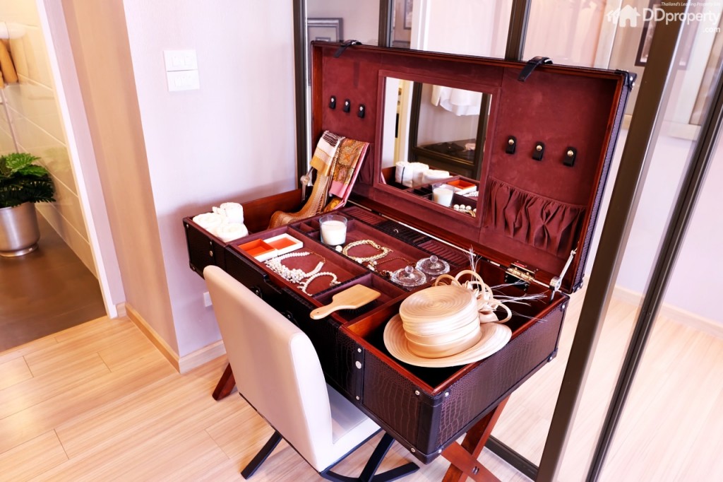 ใน walk-in closet มีที่สำหรับวางโต๊ะแต่งตัวได้
