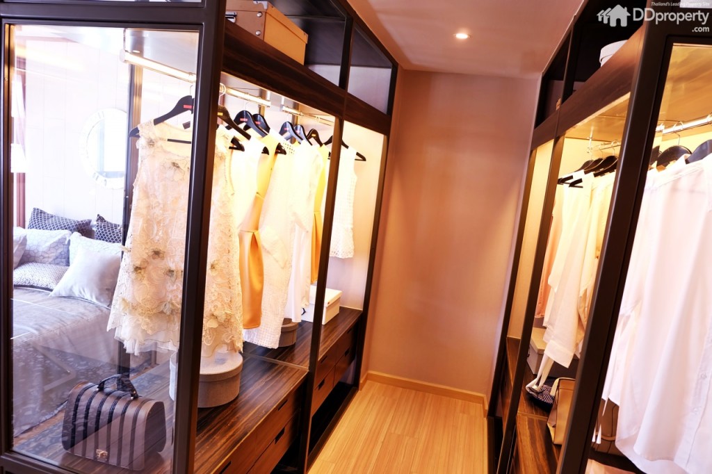 กว้างพอสำหรับแบ่งเป็น him & her closet