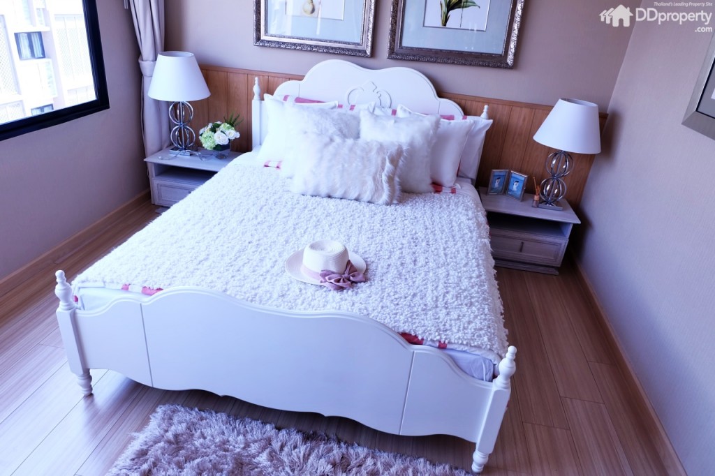 พื้นที่เหมาะสำหรับวางเตียงขนาด 5 ฟุต จะได้พื้นที่หัวเตียงทั้งสองฝั่งที่พอดี