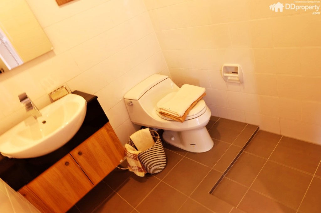 ห้องน้ำในห้องนอนนี้ (ได้รับสุขภัณฑ์แบรนด์ Kohler และกระจกเงา)