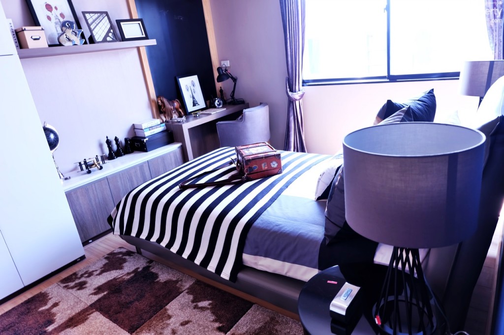 เหมาะสำหรับเตียงขนาด 3-4 ฟุต จะทำให้เหลือพื้นที่วางลิ้นชักหรือโต๊ะข้างเตียง