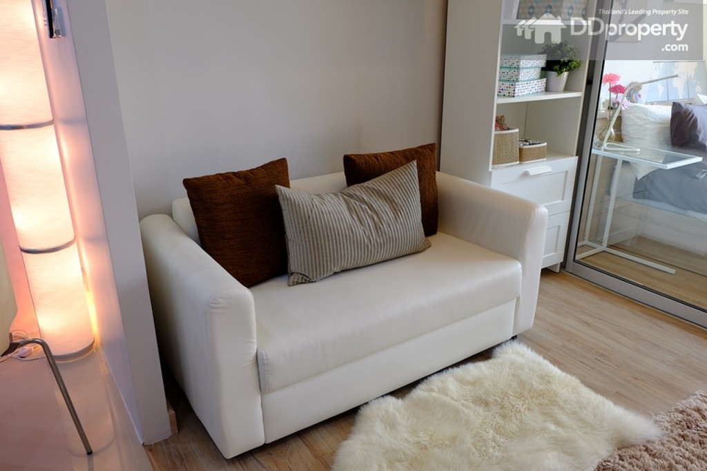 เมื่อเปิดประตูเข้ามาจะเป็น living room ผนังที่ให้จะเป็นสีขาวเรียบ