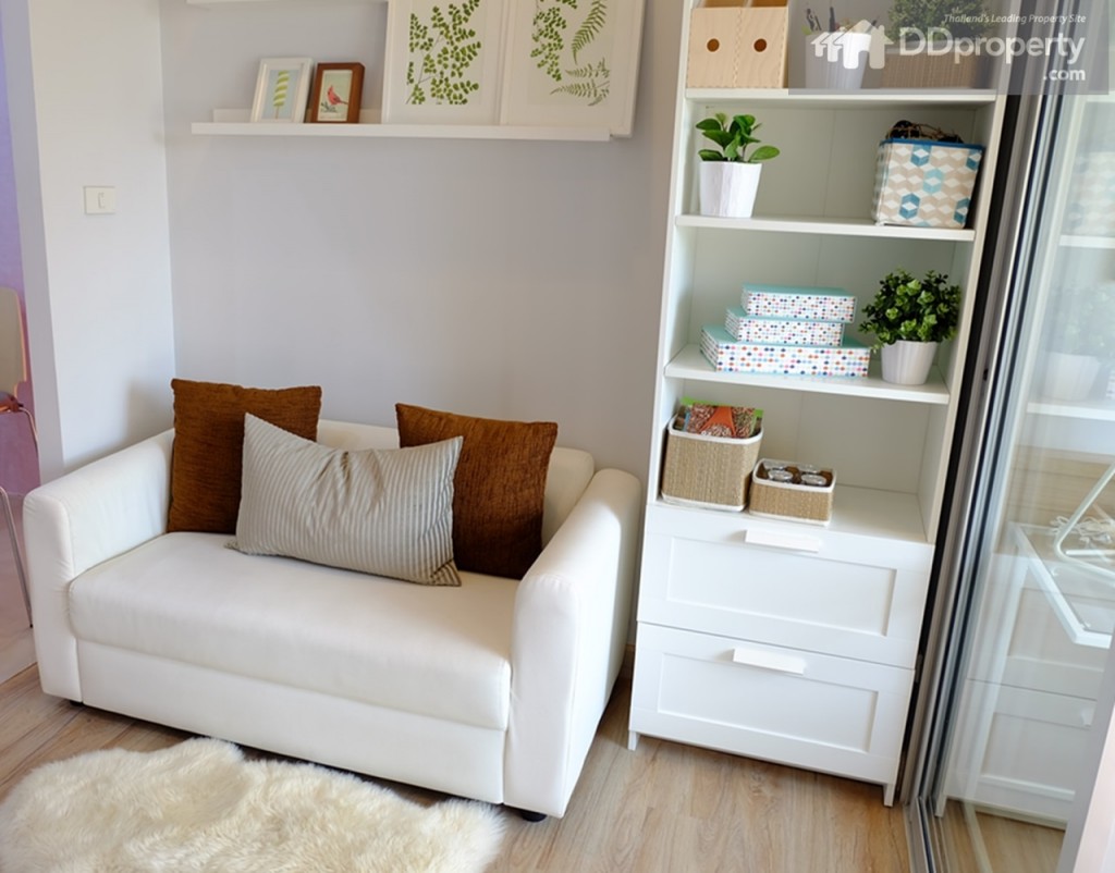 พื้นเป็นลามิเนตหนา 8 มม. ส่วนชุดเฟอร์ฯ แถมให้หมดยกเว้นชั้นลอย