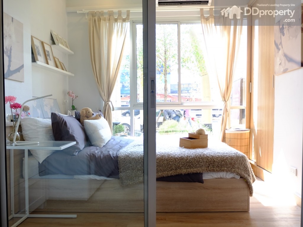 ส่วนของห้องนอนจะมี partition เป็นกระจกบานเลื่อนกั้นให้