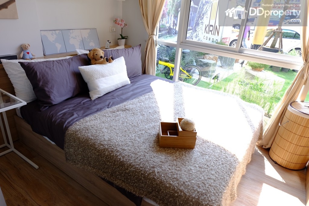 บิลท์อินเตียงรวมถึงฟูกขนาด 5 ฟุตก็แถมให้ props ตกแต่งไม่ได้แถม