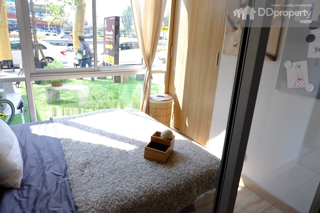 งานบิลท์ตู้เสื้อผ้าปลายเตียงแถมให้รวมถึงผ้าม่านเองก็แถมให้เนื่องจากโครงการมองว่าผู้อาศัยบางรายไม่อยากเสียเวลาเลือกสเปคผ้าม่านเพื่อแมตช์กับห้องทางโครงการจึงจัดการแก้ปัญหานี้ให้เลย