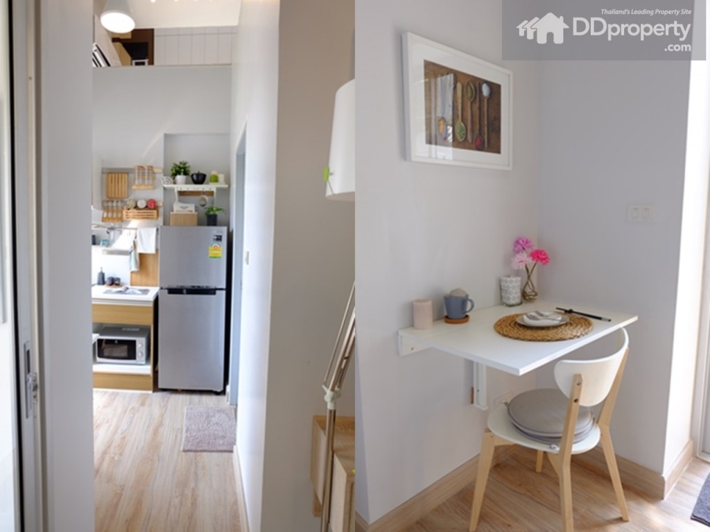 ทางเข้าครัวจะอยู่ติดกับชั้นวางทีวี สำหรับโต๊ะรับประทานอาหารสามารถพับเก็บได้ (แบรนด์ IKEA)