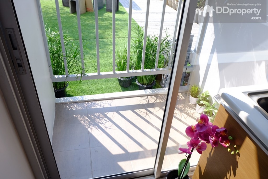 ระเบียงส่วนตัวขนาดความกว้าง 1 เมตรสามารถเดินออกได้จากห้องครัว