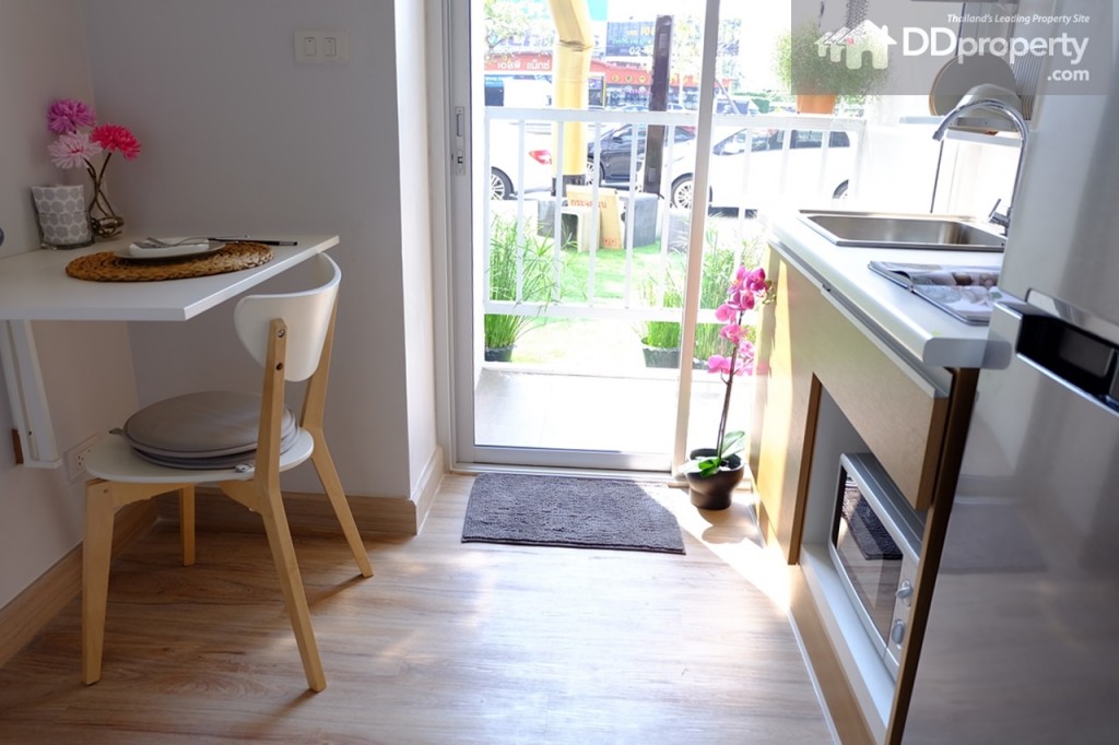 พื้นห้องครัวใช้เป็นไม้ลามิเนตเช่นเดียวกัน