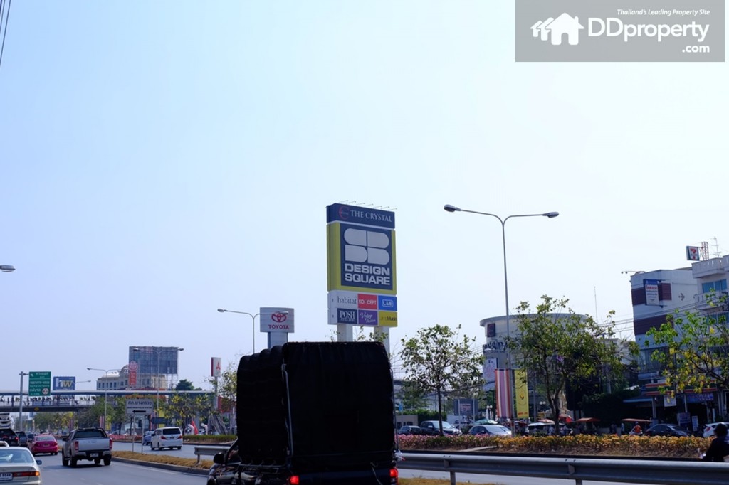 เมื่อกลับรถมาสำนักงานขายจะอยู่ฝั่งตรงข้าม The Crystal