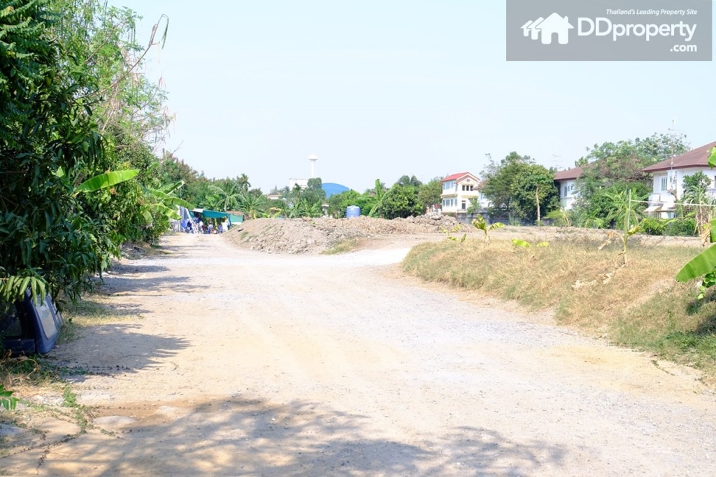 บริเวณไซต์โครงการ โดยรอบข้างจะเป็นหมู่บ้านและบ้านเดี่ยวเสียส่วนใหญ่