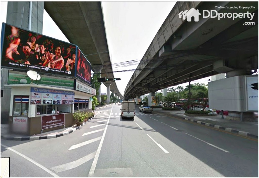 จากแยกรามคำแหง มุ่งหน้าสู่ถนนพระราม 9 ทางขวา 