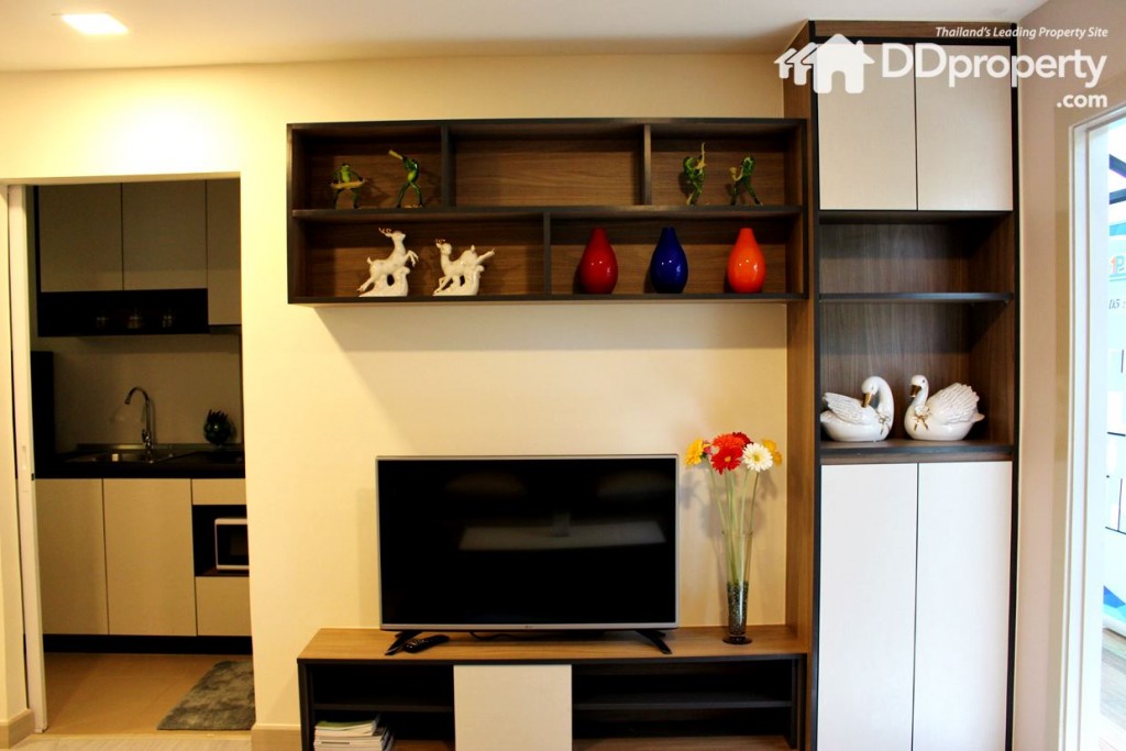 ชั้นวางทีวีแบบบิลท์อินมาพร้อมกับตัวห้อง