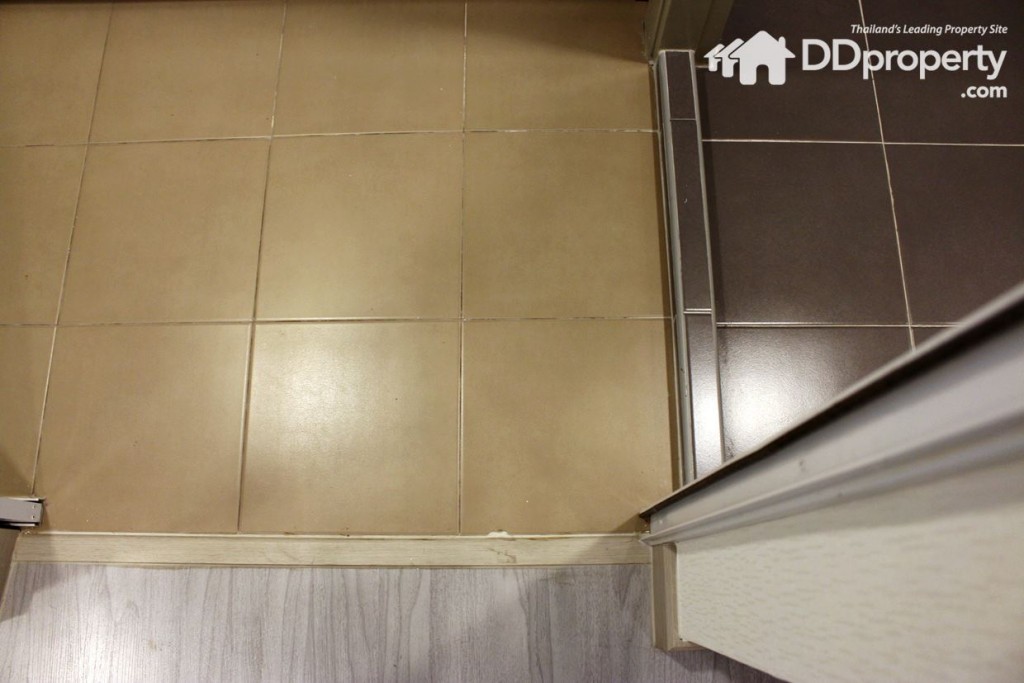 พื้นห้องเป็นลามิเนตหนา 8 มม พื้นห้องน้ำเป็นเซรามิก