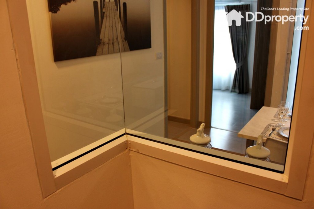 กระจกเข้ามุมที่บริเวณภายในห้องครัว