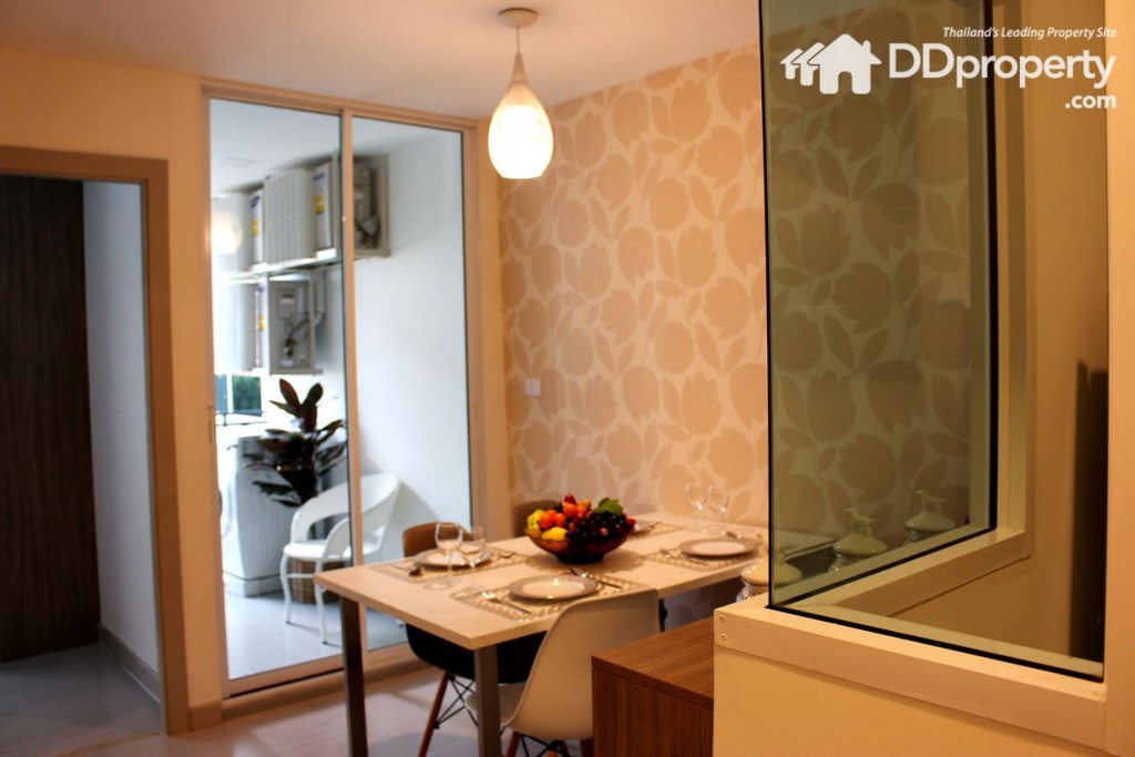 มุมห้องครัวเป็นกระจกแบบเข้ามุมเพื่อให้ความรู้สึกที่เปิดโล่ง