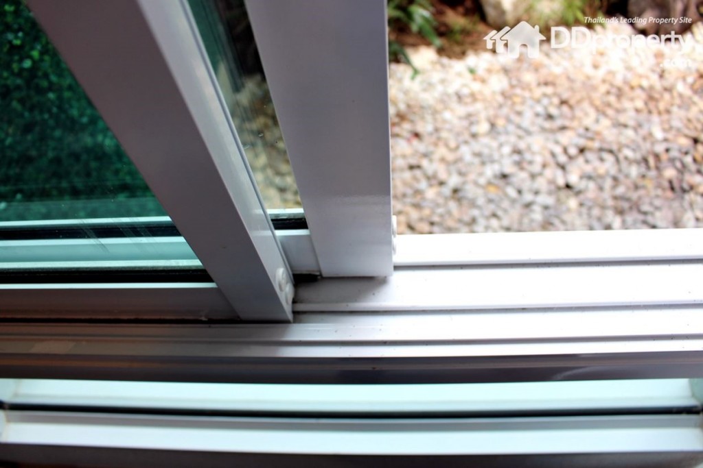 ภายในห้องนอนมีกระจกเป็นบานเลื่อนสามารถเปิดปิดได้