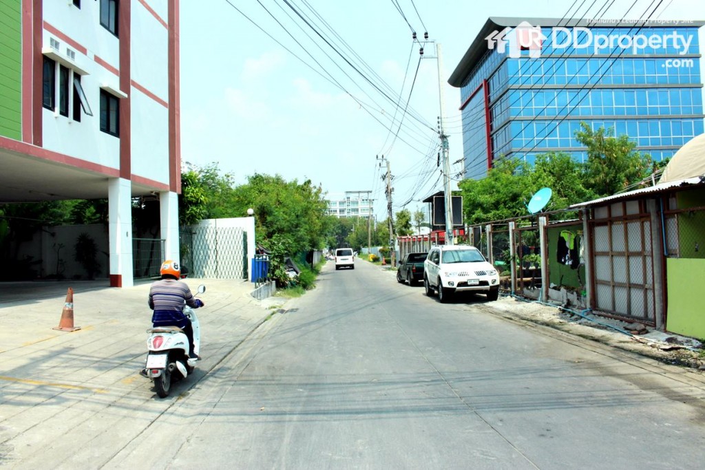 เข้าไปในซอยหัวหมาก 12 ประมาณ 50 เมตร