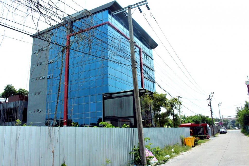 ที่ตั้งโครงการอยู่ทางขวา (ติดกับอาคาร RU)