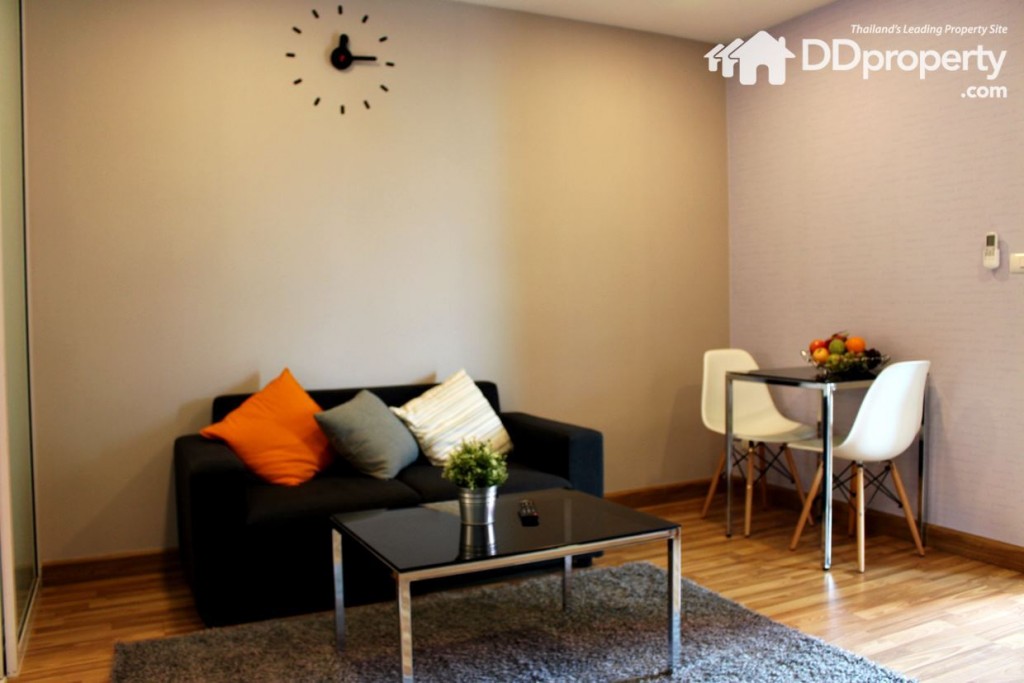 ห้องโถงพื้นลามิเนตหนา 12 mm.