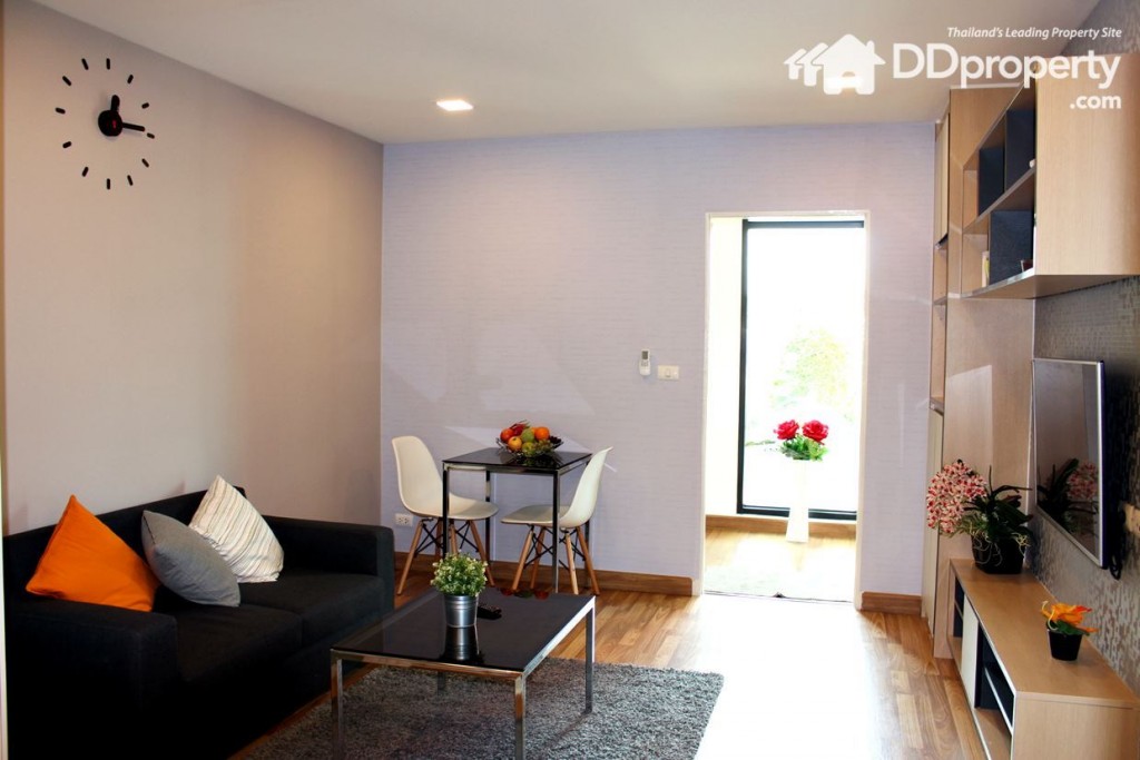 ฝ้าเพดาน ใช้ยิปซั่มบอร์ดฉาบเรียบทาสีขาว 