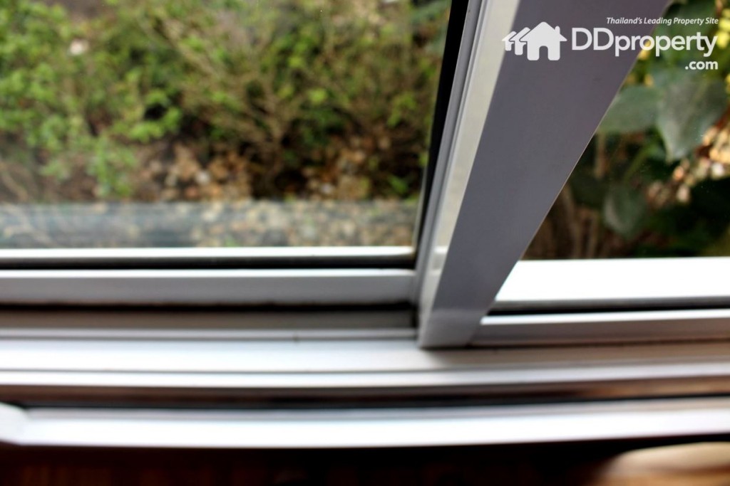 บานเลื่อนอะลูมิเนียม    กระจกเขียวใส ขอบอะลูมิเนียมขาว