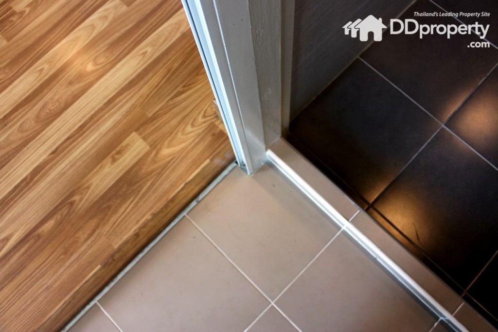 พื้นห้องน้ำปูกระเบื้องเซรามิก ขนาด 30 X 30 ซม. พื้นห้องเป็นลามิเนต  หนา 12 มม.