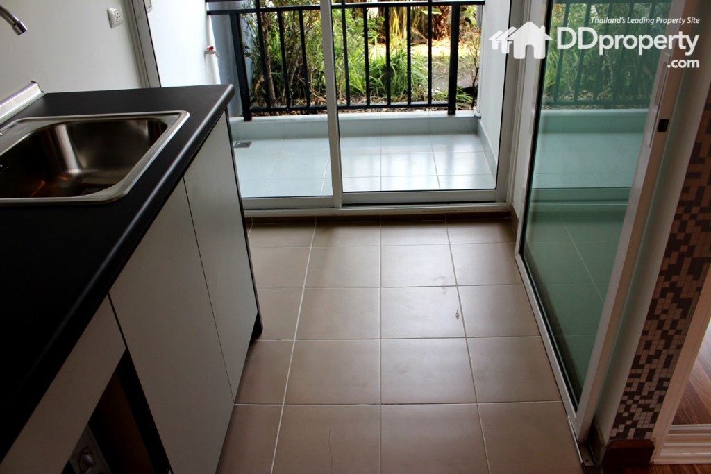 พื้นห้องครัวเป็นกระเบื้อง 30 X 30 ซม.