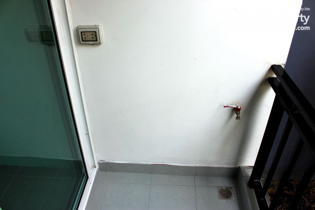 พร้อมปลั๊กไว้เสียบเครื่องซักผ้า และก๊อกน้ำ