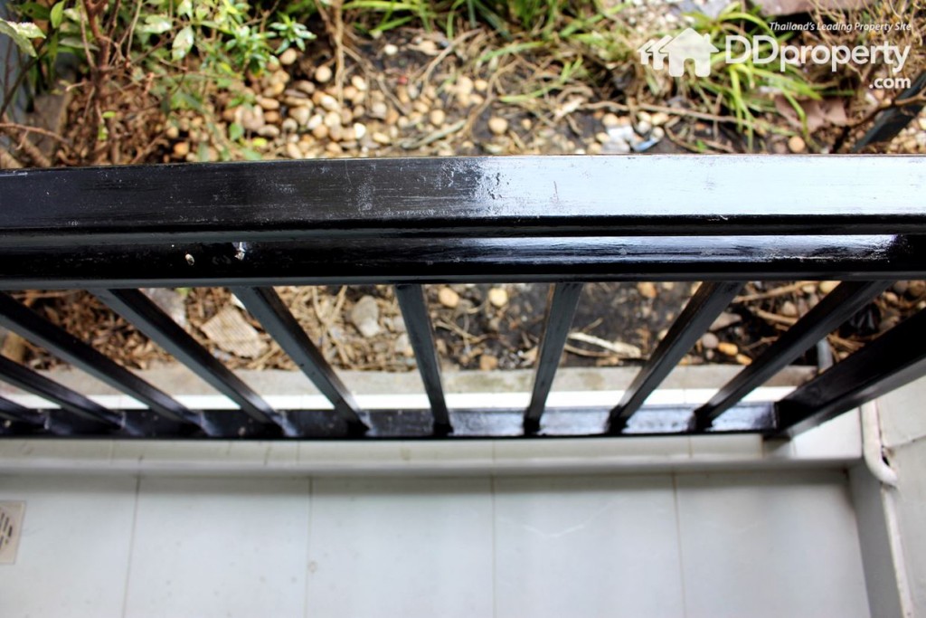 พื้นระเบียงใช้กระเบื้องเซรามิก ขนาด 30 X 30 ซม. 