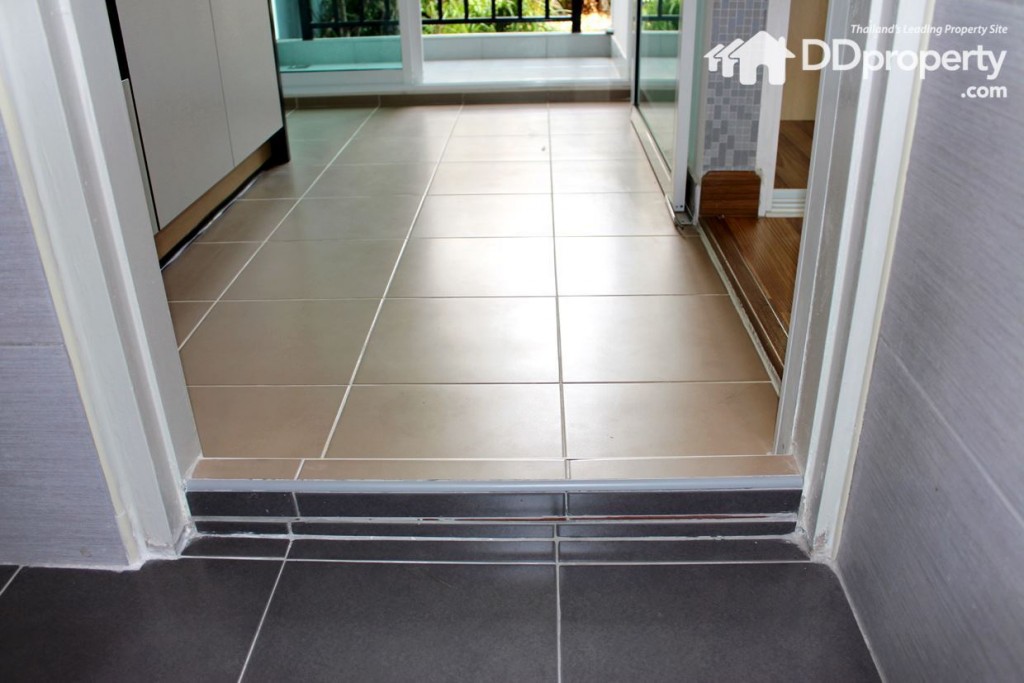 ขอบห้องน้ำยกสูงเพื่อกั้นน้ำ