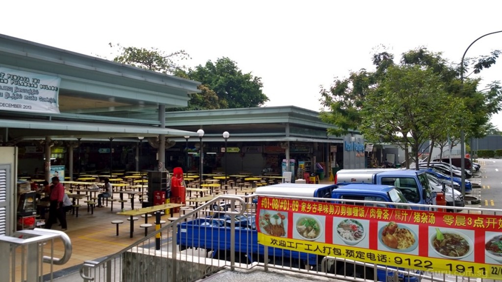 Pasir Panjang food centre behind Pasir Panjang MRT station