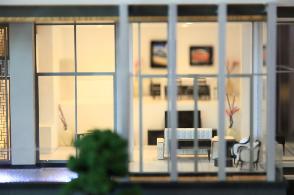 ชั้น 2 จะเป็นส่วนของห้อง living room พร้อมครัวตะวันตกและไทยที่ถูกติดตั้งในชั้นนี้และจุดนี้มีความสูงเพดานในลักษณะ double ceiling height นั่นคือจะมีความสูง 4.5 เมตร