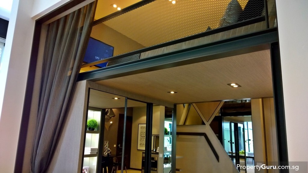 Common bedroom with platform deck