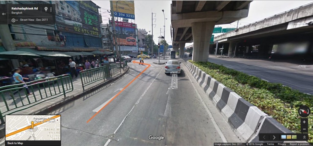 หลังจากชิดซ้ายให้เลี้ยวซ้ายเพื่อเข้าถนนสาธุประดิษฐ์