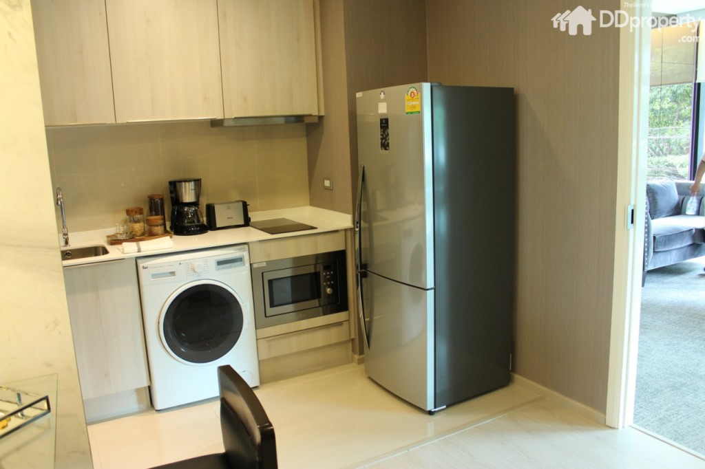 มุมใกล้กับโซนนั่งเล่นคือบริเวณครัว (เครื่องใช้ไฟฟ้าไม่แถม)