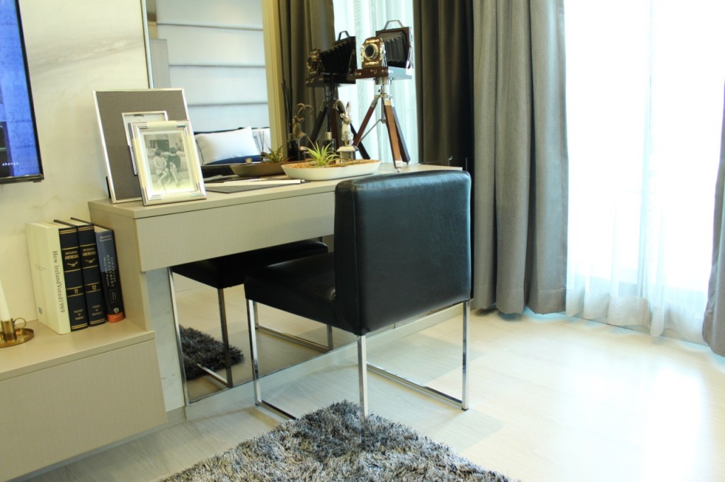 พื้นที่ข้างทีวีสามารถจัดเป็นโซนทำงานหรือ study ได้