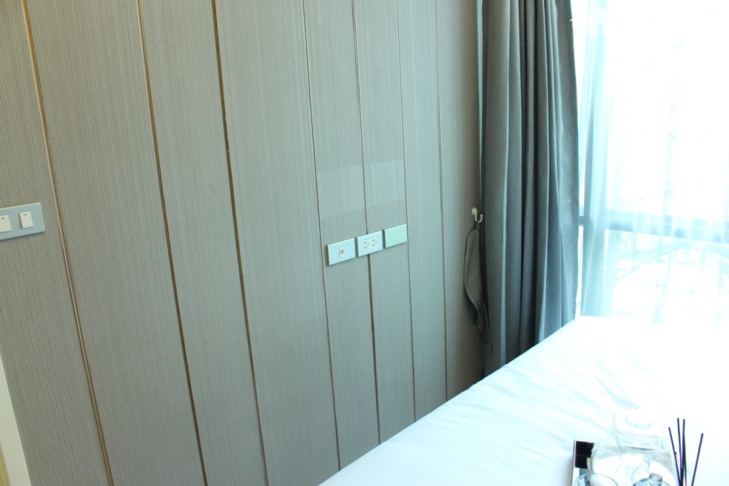 หากจะติดตั้งทีวีไม่ควรทำเป็นหิ้งขึ้นมาแต่ควรเลือกที่จะติดผนังเนื่องจากเหลือพื้นที่ปลายเตียงน้อย