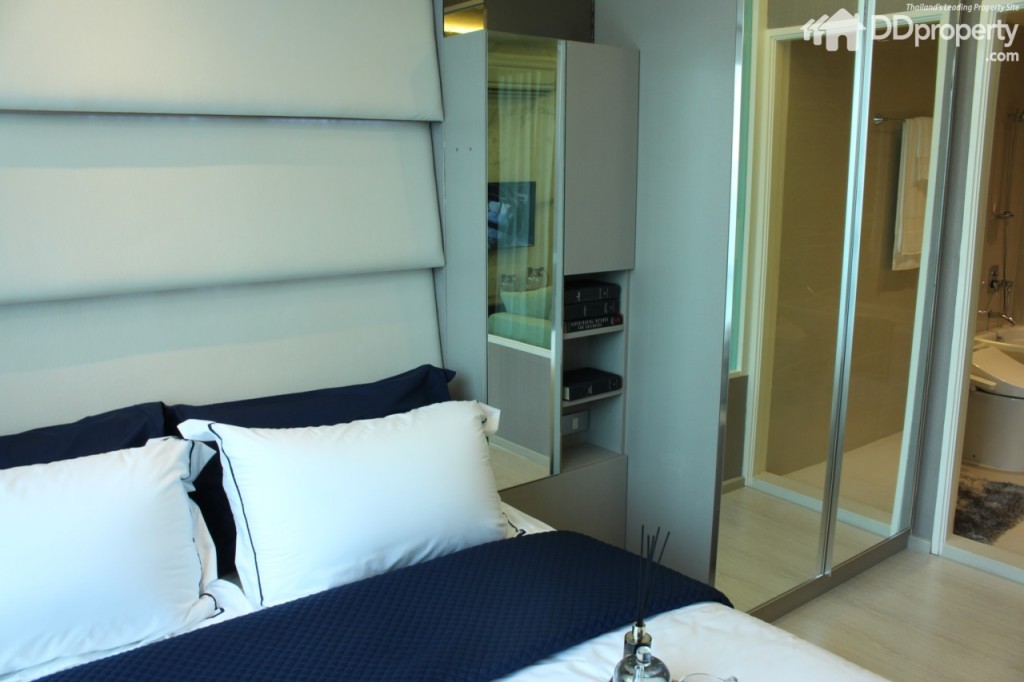 พื้นที่หัวเตียงสามารถติดตั้งชั้นและสามารถวางตู้เสื้อผ้าได้