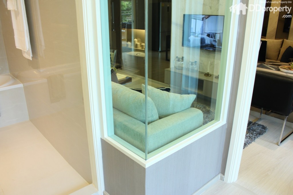 ห้องนอนจะมองเห็นมุมห้องนั่งเล่นผ่านกระจกหัวมุม