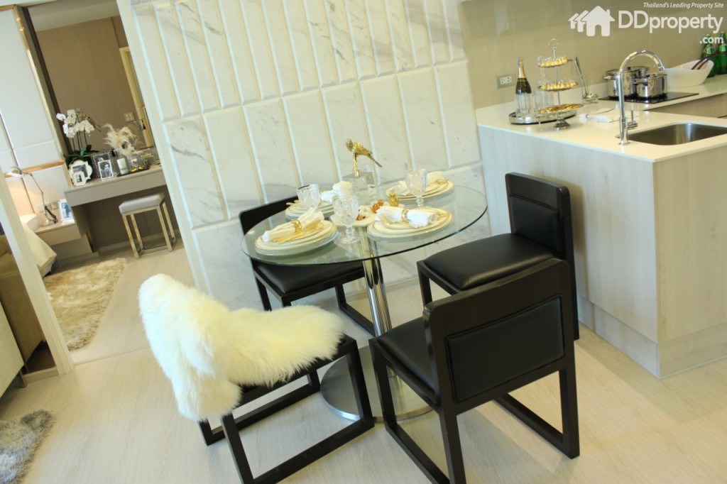 ติดครัวสามารถจัดวางเป็นโซน dining วางโต๊ะอาหารสำหรับ 4 ที่นั่งได้สบาย