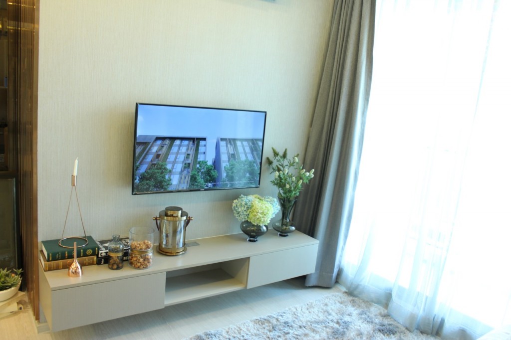 สำหรับจุดตั้งทีวีควรจะเป็นทีวีชนิดติดผนังเพราะจะทำให้ได้พื้นที่ที่กว้างมาก 