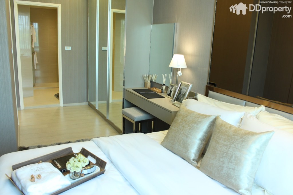 พื้นที่ข้างเตียงสามารถจัดวางเป็นโต๊ะทำงานหรือโต๊ะเครื่องแป้งได้